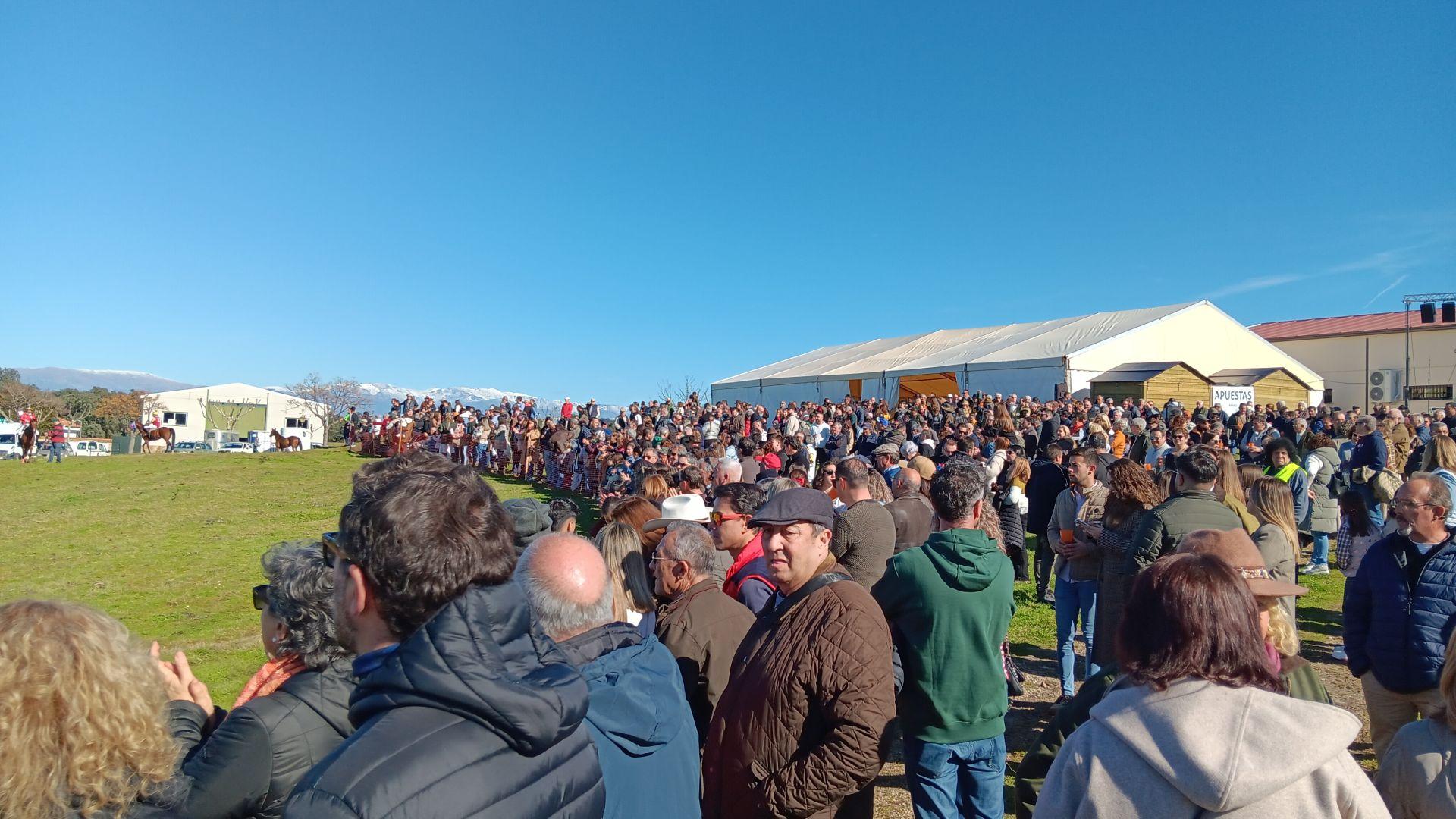 Gran ambiente en Toril en las carreras de caballos de San Blas