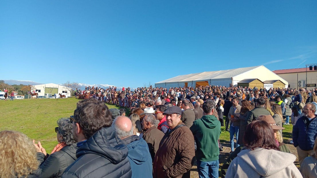 Gran ambiente en Toril en las carreras de caballos de San Blas