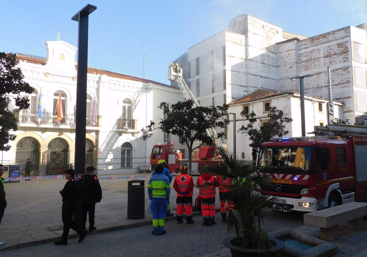 Bomberos y demás personal de emergencias en la plaza de España