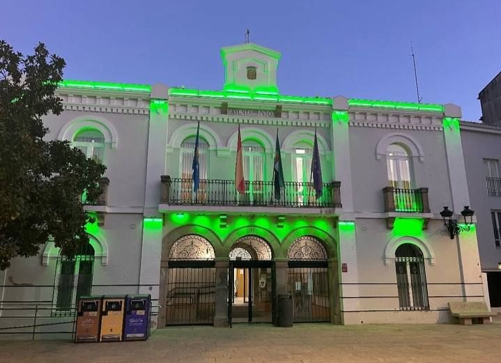 La fachada del Ayuntamiento iluminada de verde