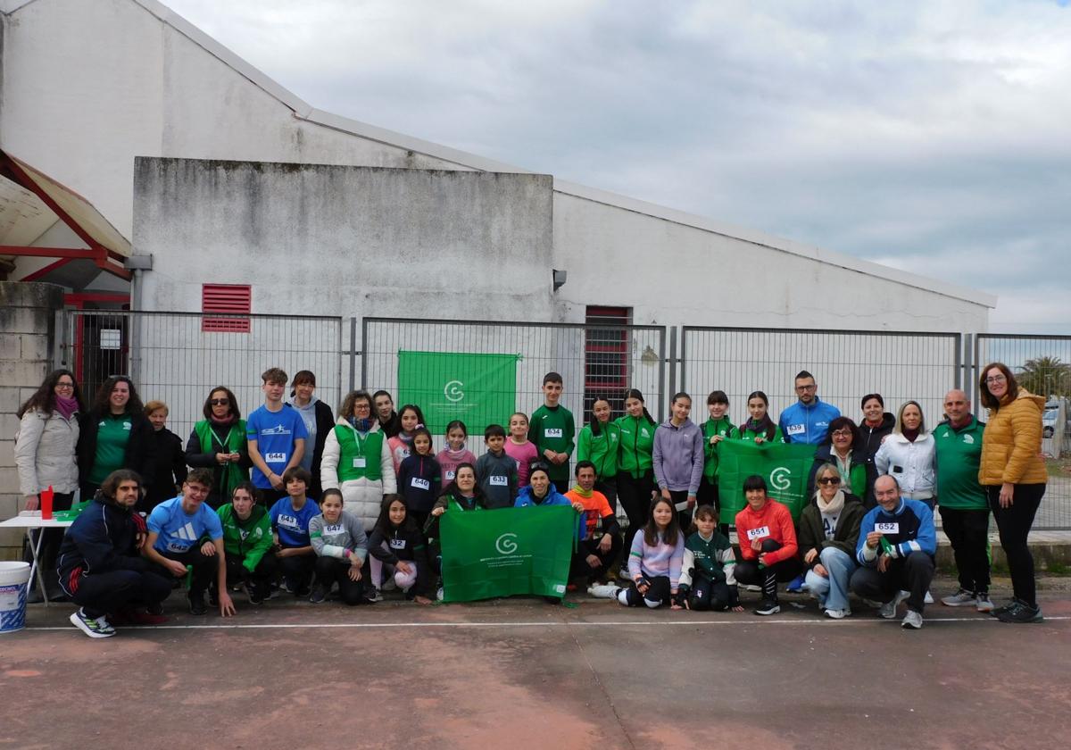 Participantes, organizadores y espectadores de la I Milla contra el Cáncer