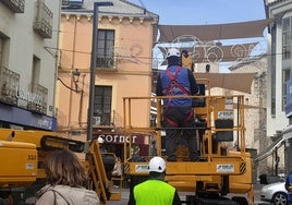 Trabajos en marcha para retirar los toldos