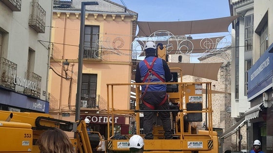 Los toldos de sombreado de la zona peatonal se retiran