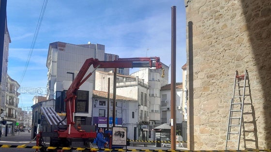 Se retiran los postes metálicos del peatonal