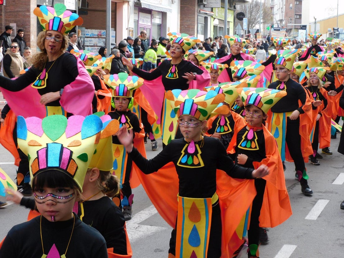 Un multitudinario desfile juvenil abre el Carnaval
