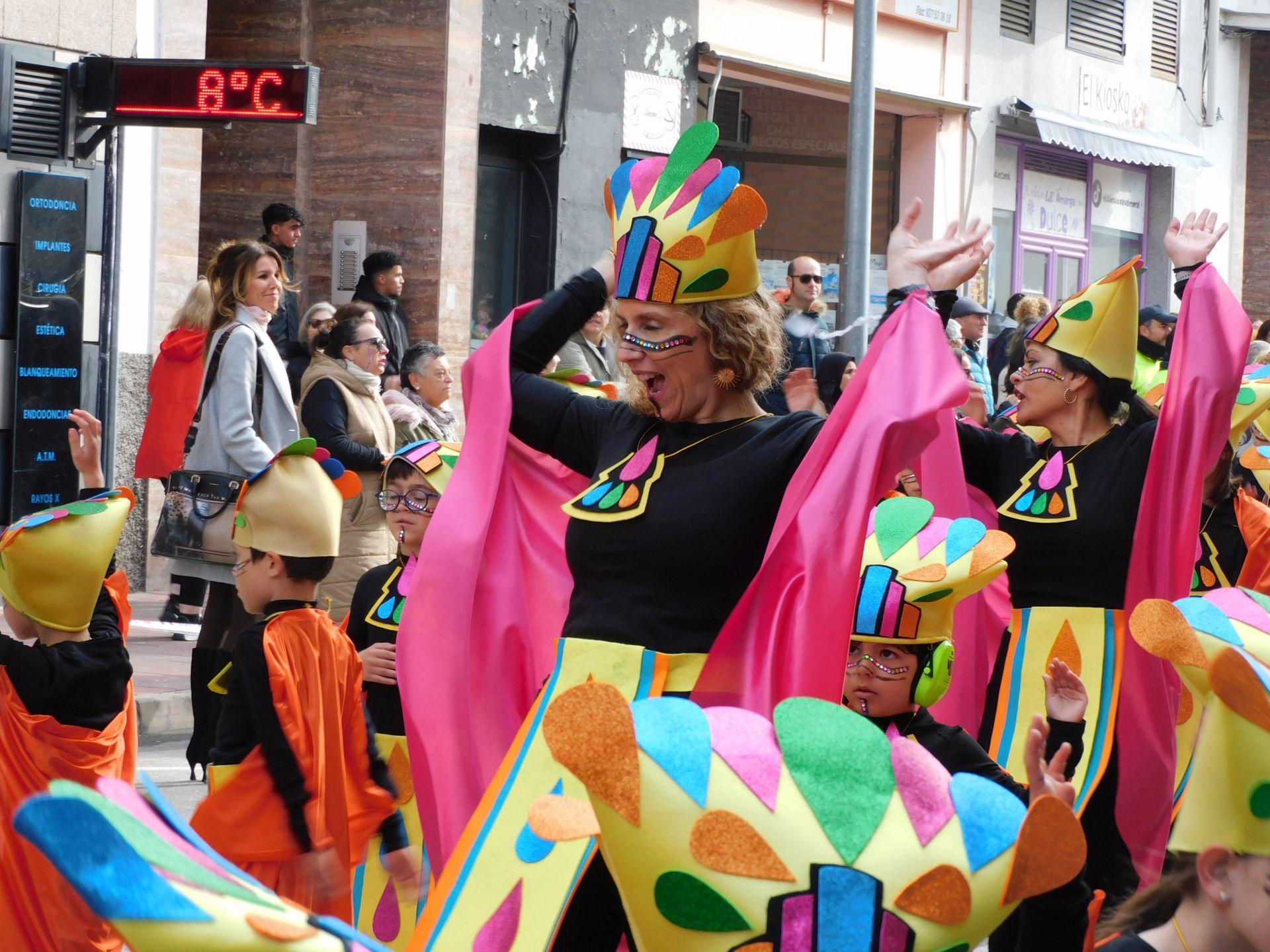 Un multitudinario desfile juvenil abre el Carnaval