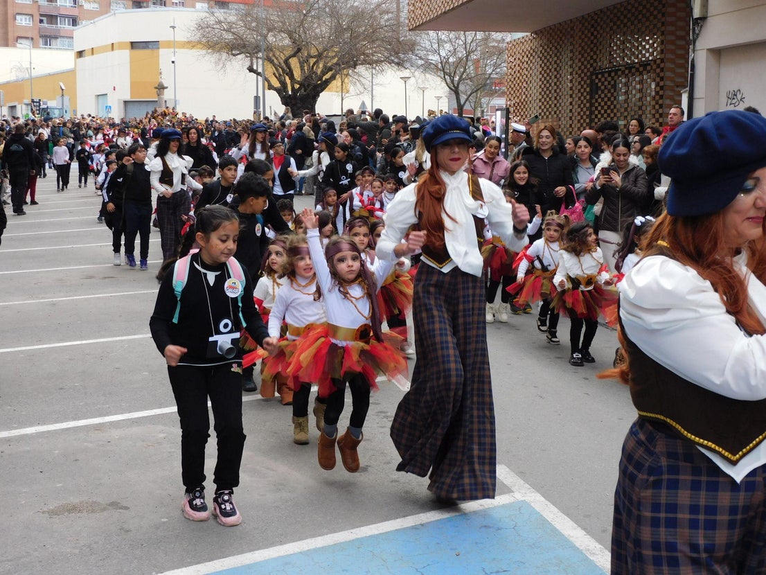 Un multitudinario desfile juvenil abre el Carnaval