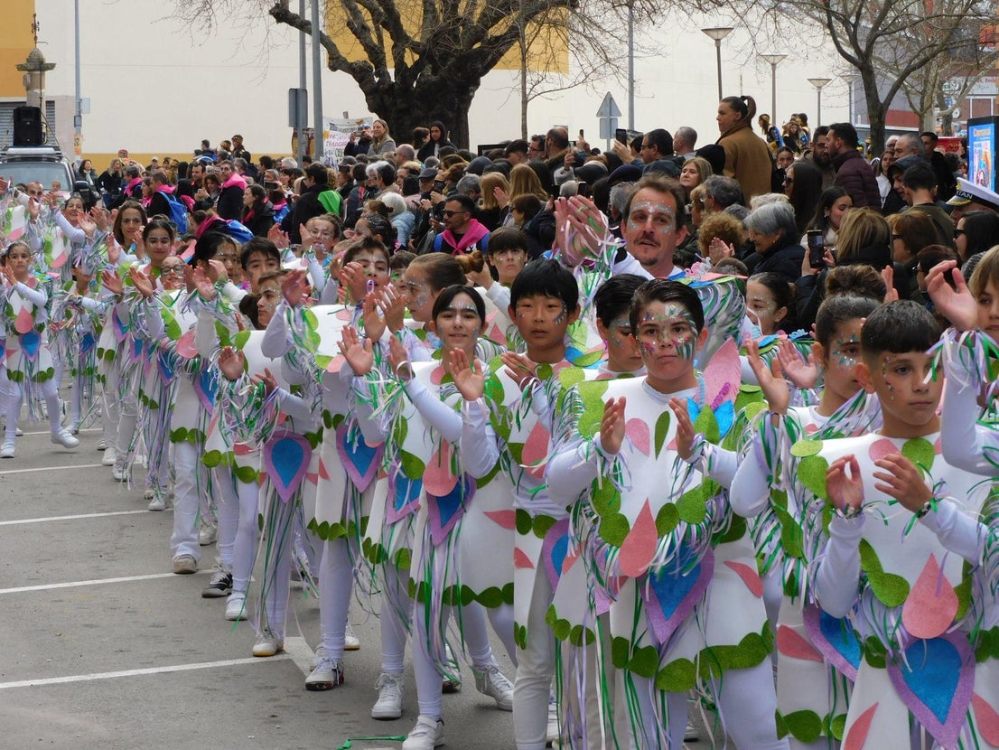 Un multitudinario desfile juvenil abre el Carnaval