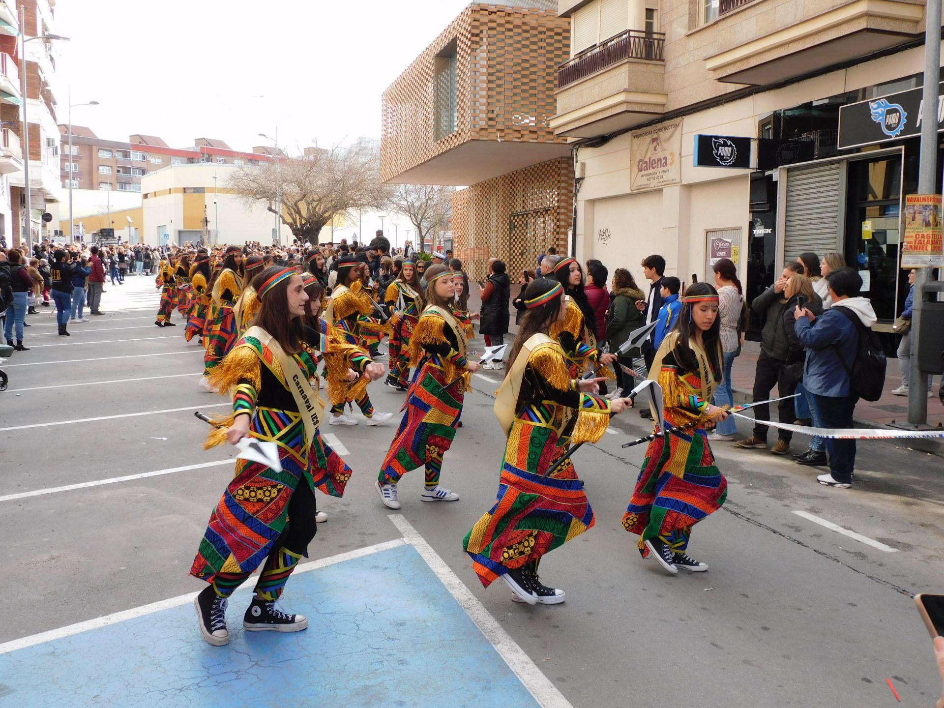 Un multitudinario desfile juvenil abre el Carnaval