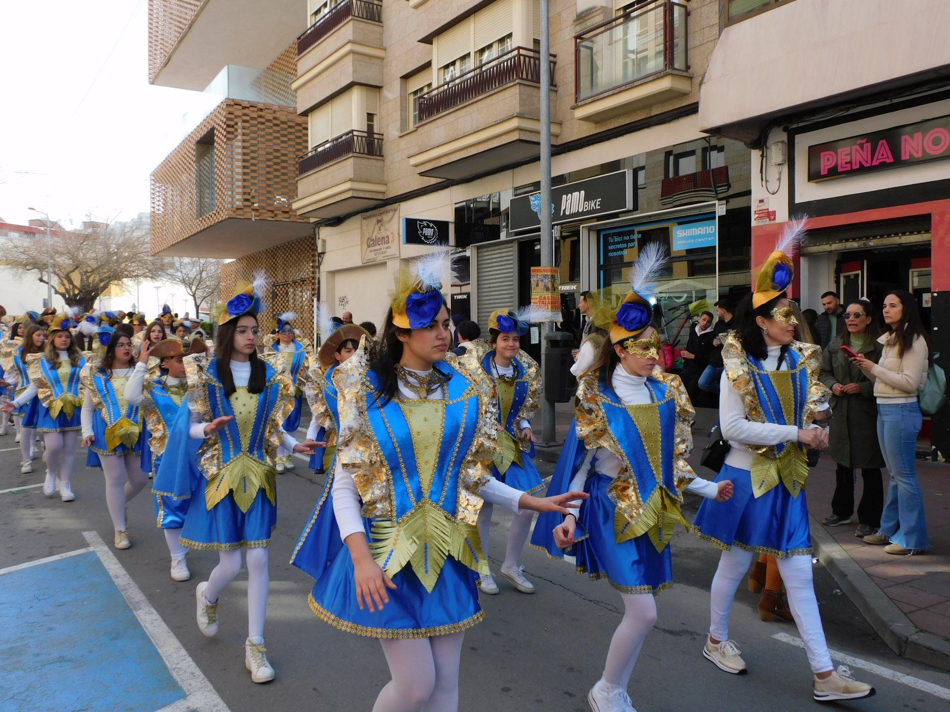 Un multitudinario desfile juvenil abre el Carnaval