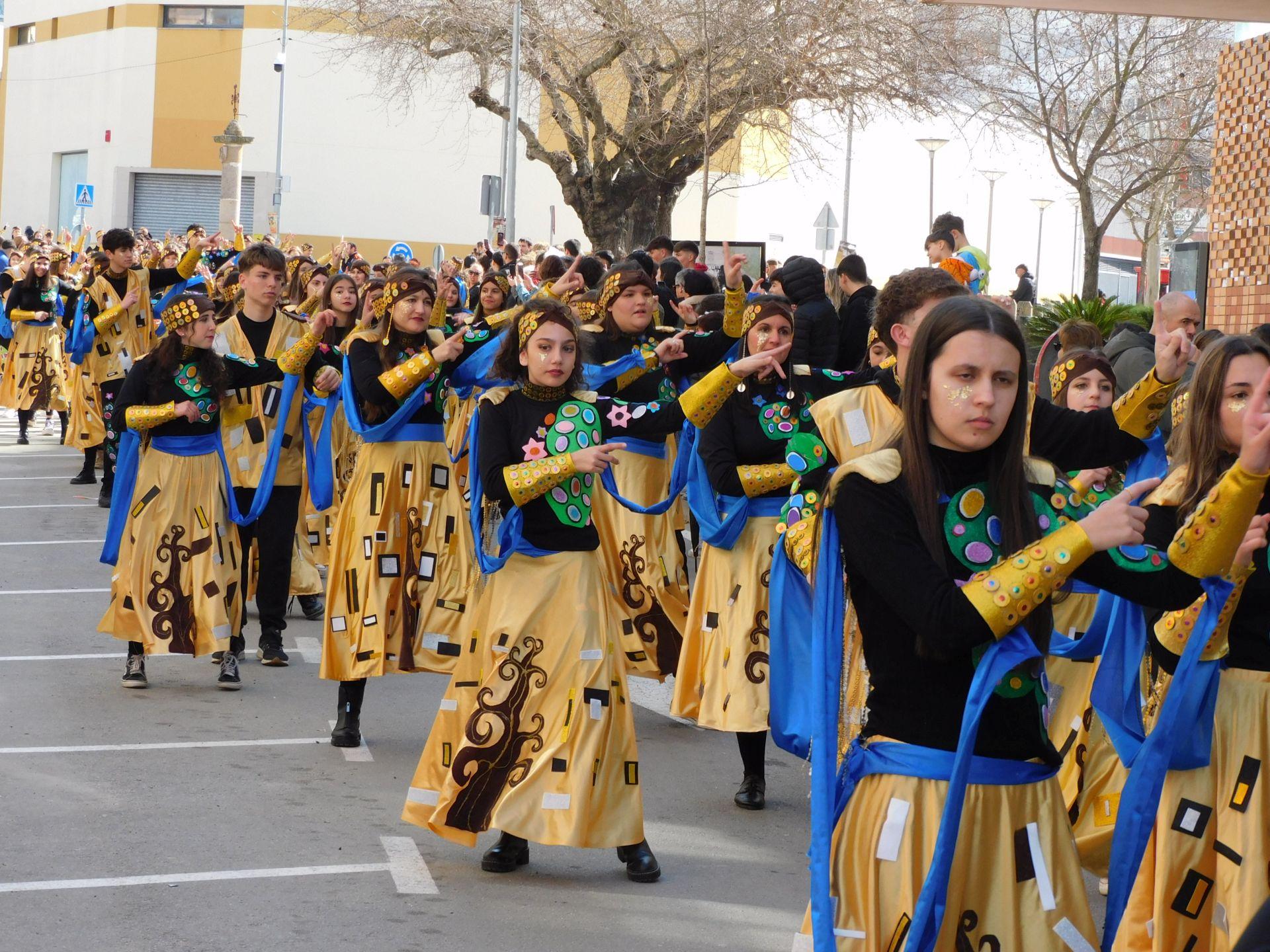Un multitudinario desfile juvenil abre el Carnaval