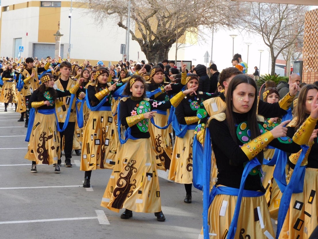 Un multitudinario desfile juvenil abre el Carnaval