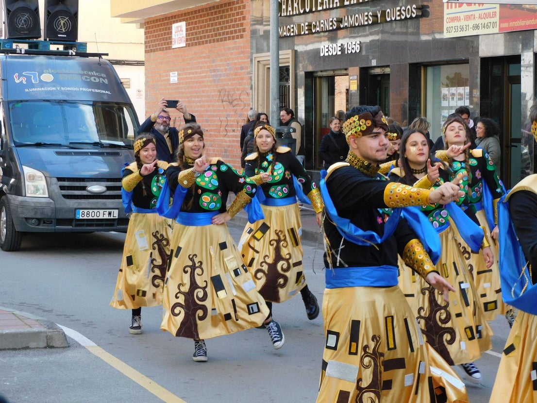 Un multitudinario desfile juvenil abre el Carnaval
