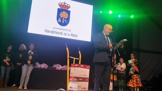 Pepe Pascual cierra el pregón transformándose en sevillana con caracolillo y peineta