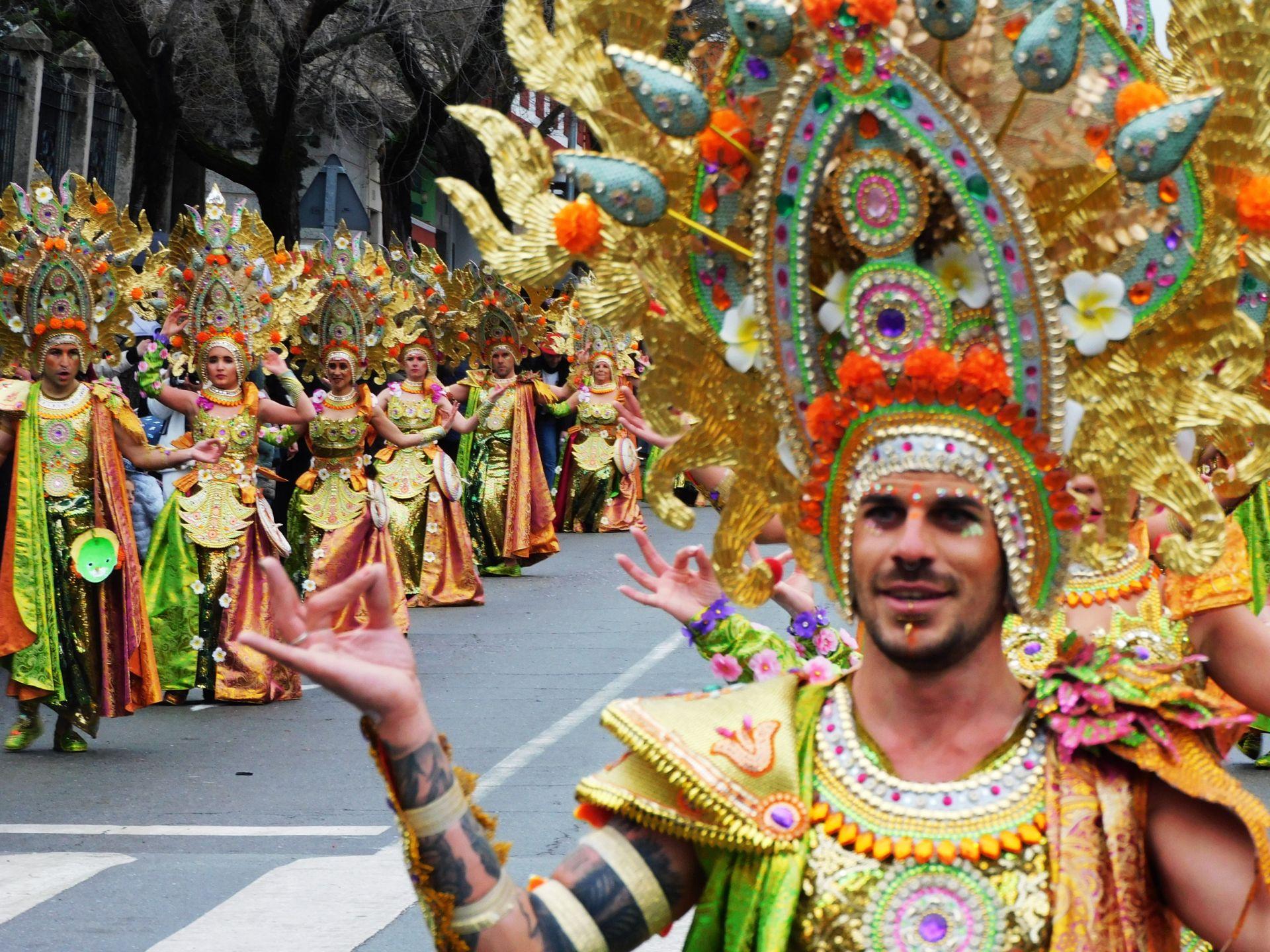 El desfile del Carnaval se impone al frío y la lluvia