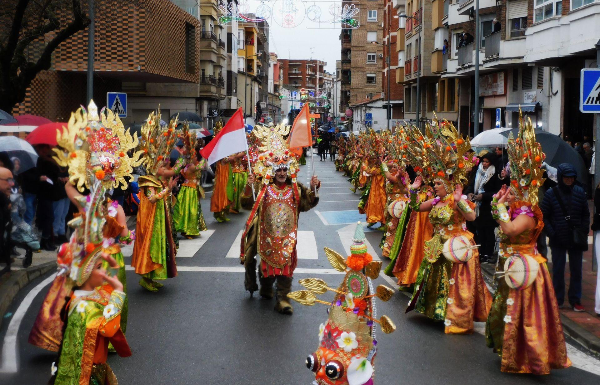 El desfile del Carnaval se impone al frío y la lluvia