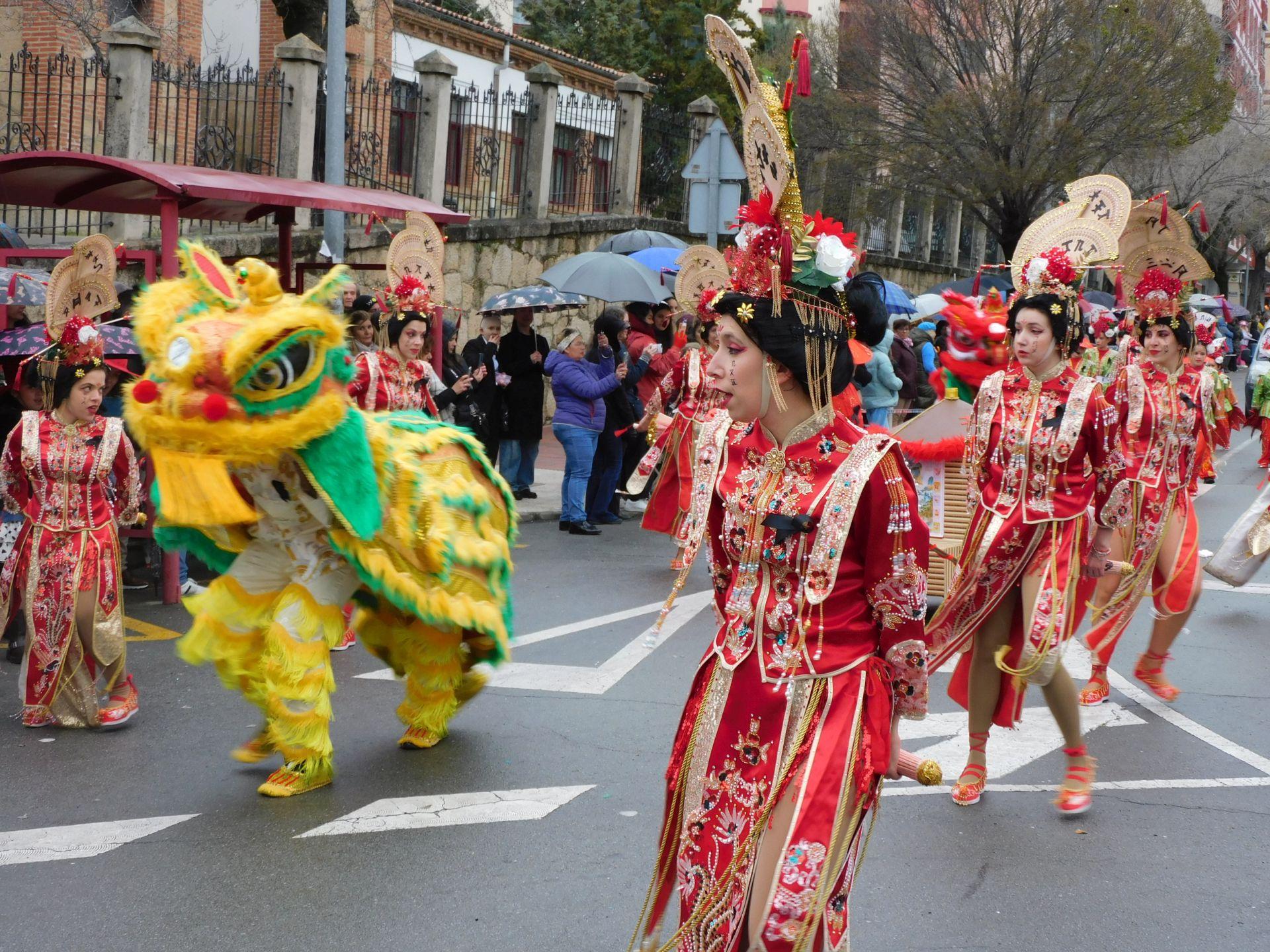 El desfile del Carnaval se impone al frío y la lluvia