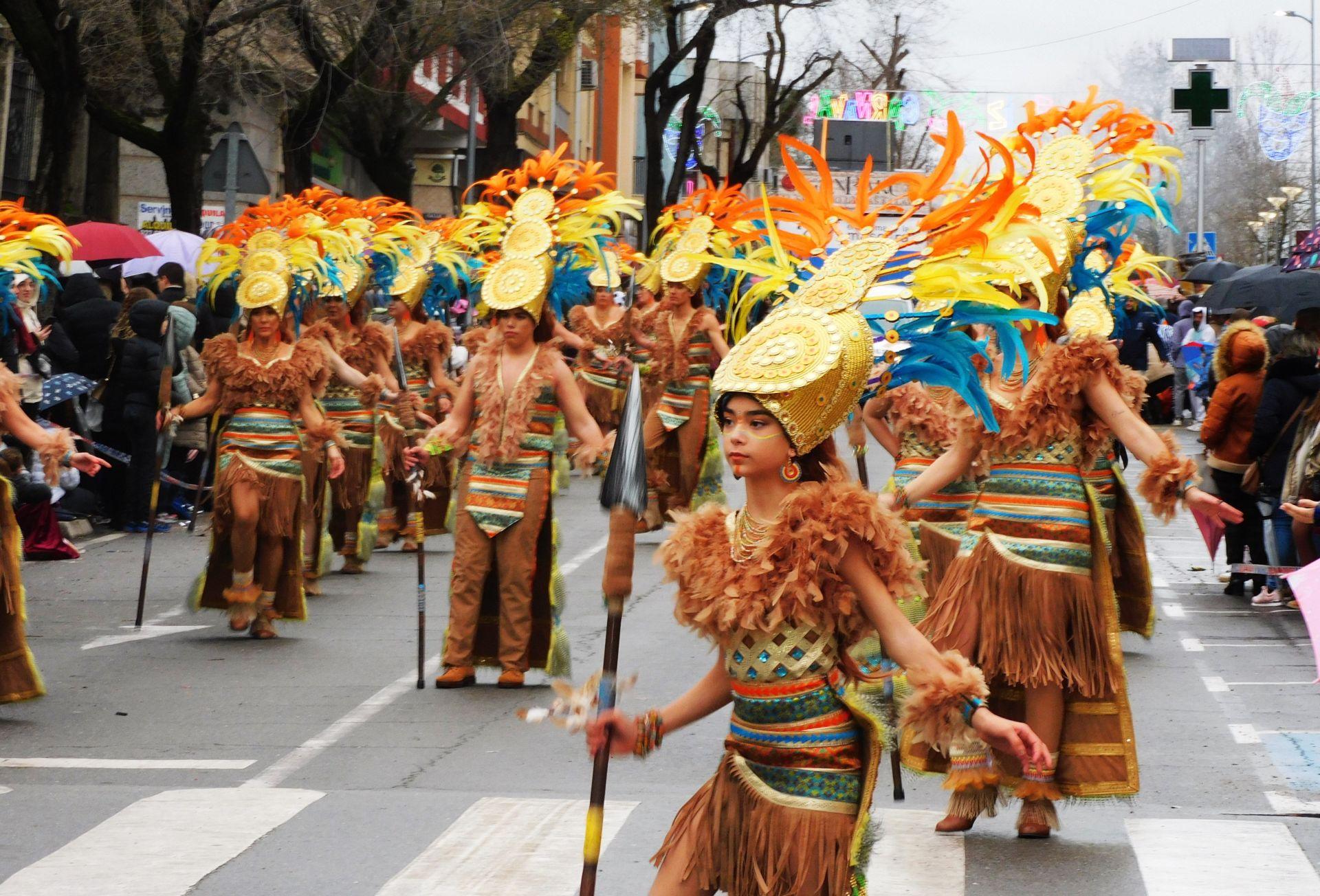 El desfile del Carnaval se impone al frío y la lluvia