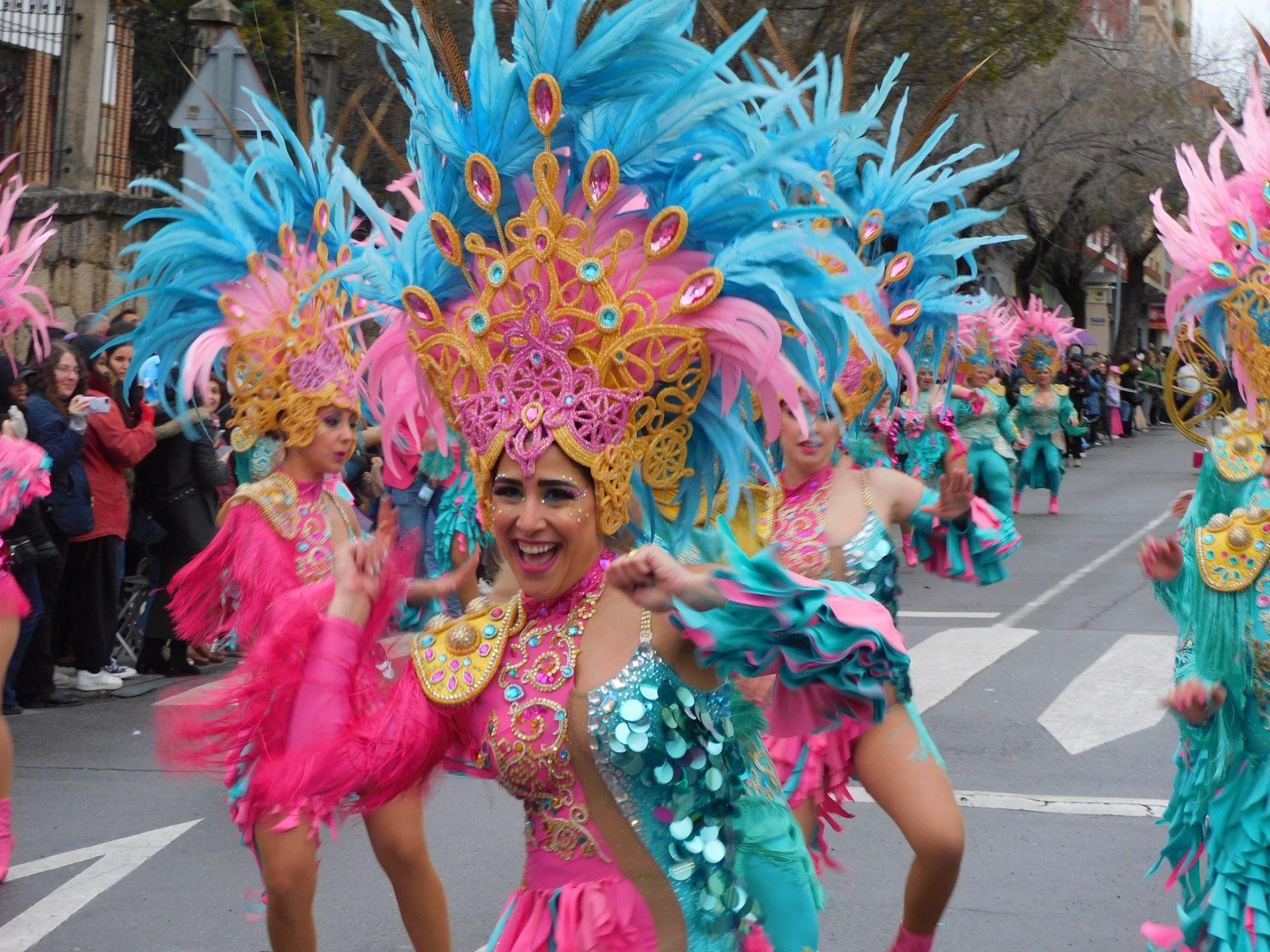 El desfile del Carnaval se impone al frío y la lluvia