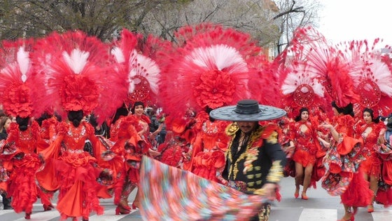 El desfile del Carnaval se impone al frío y la lluvia