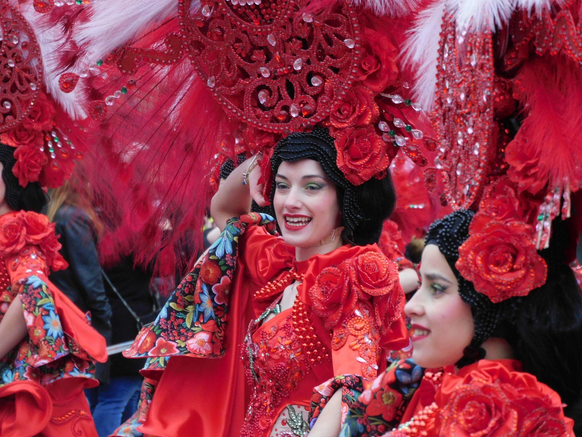 El desfile del Carnaval se impone al frío y la lluvia