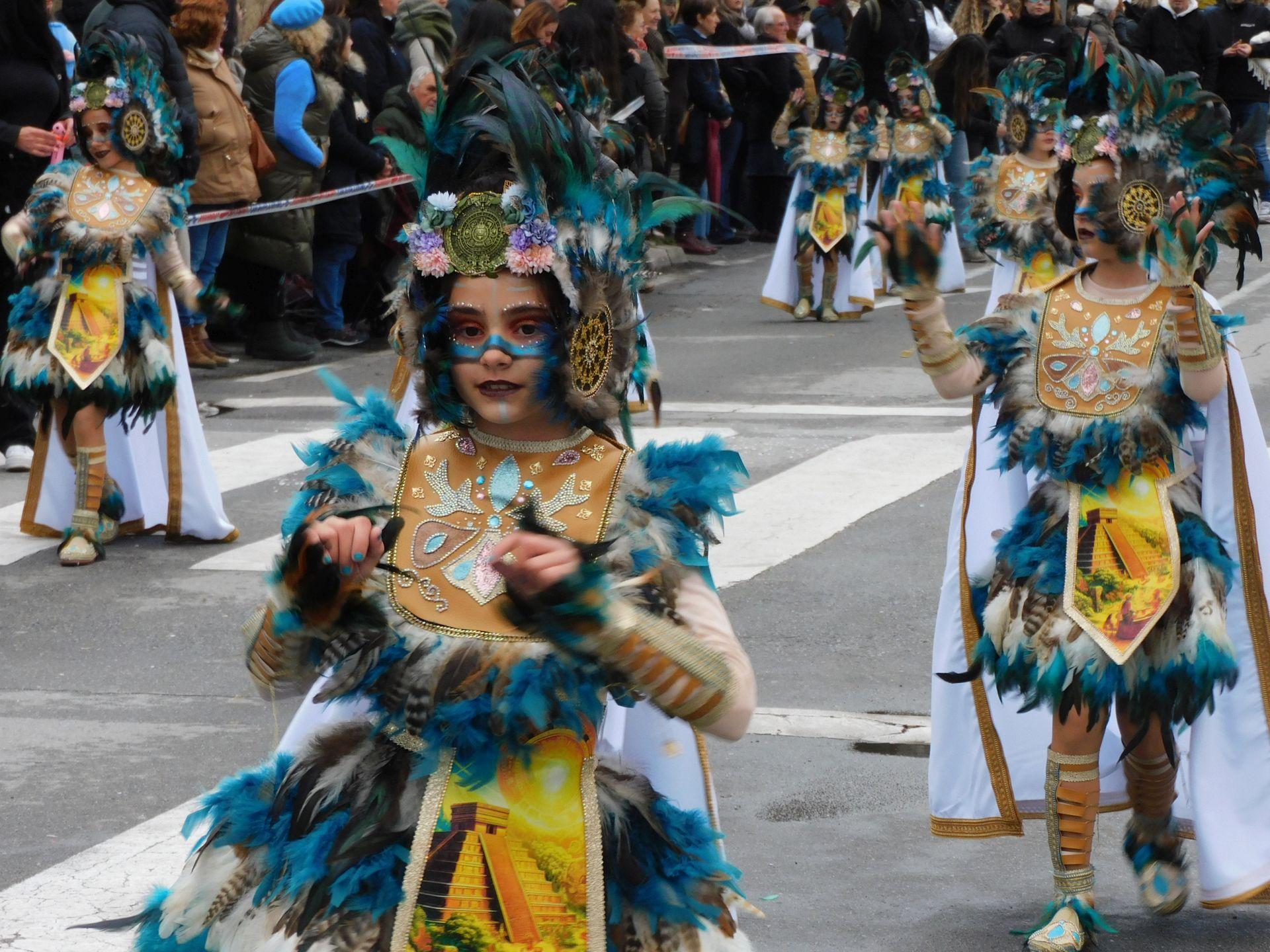 El desfile del Carnaval se impone al frío y la lluvia