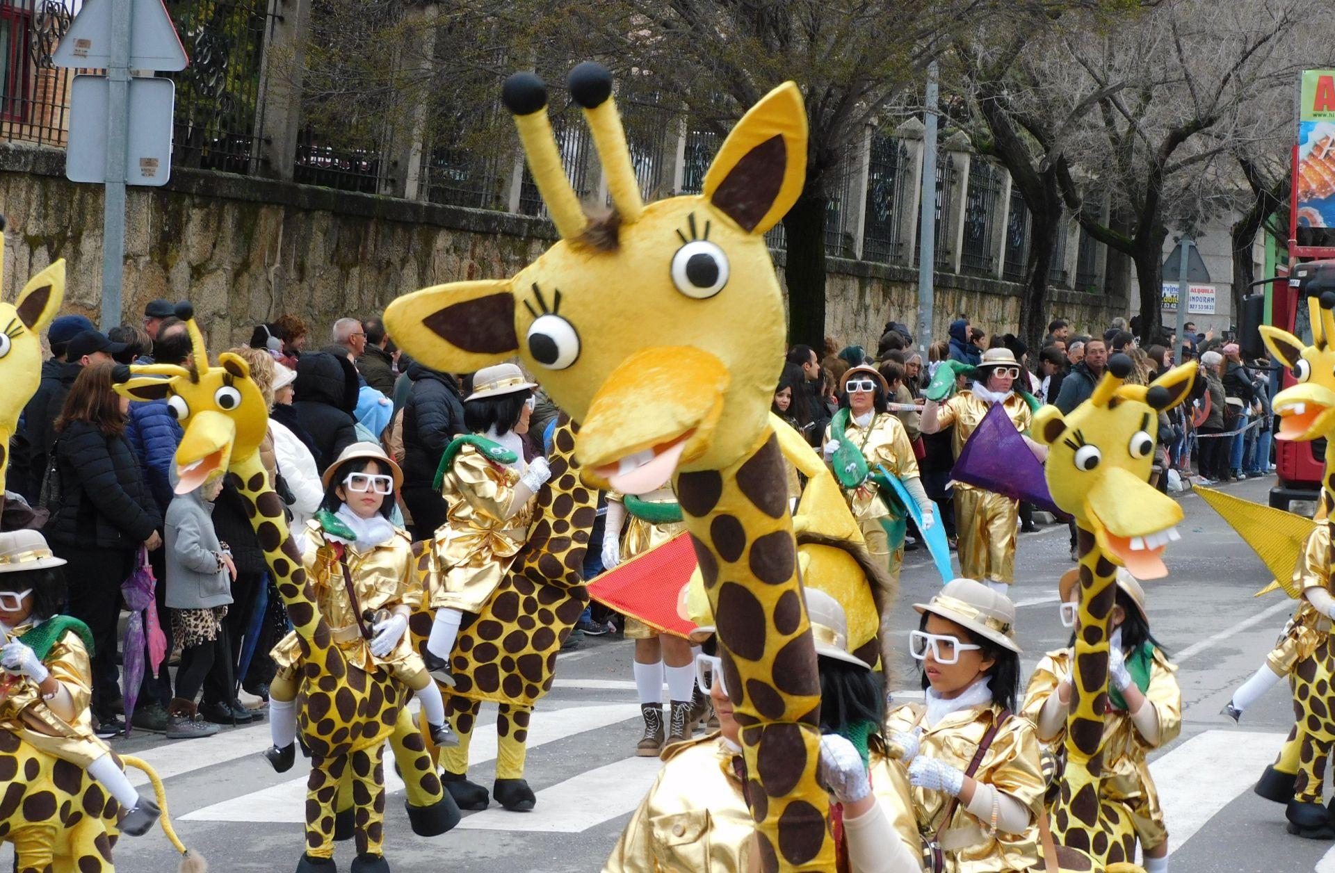 El desfile del Carnaval se impone al frío y la lluvia