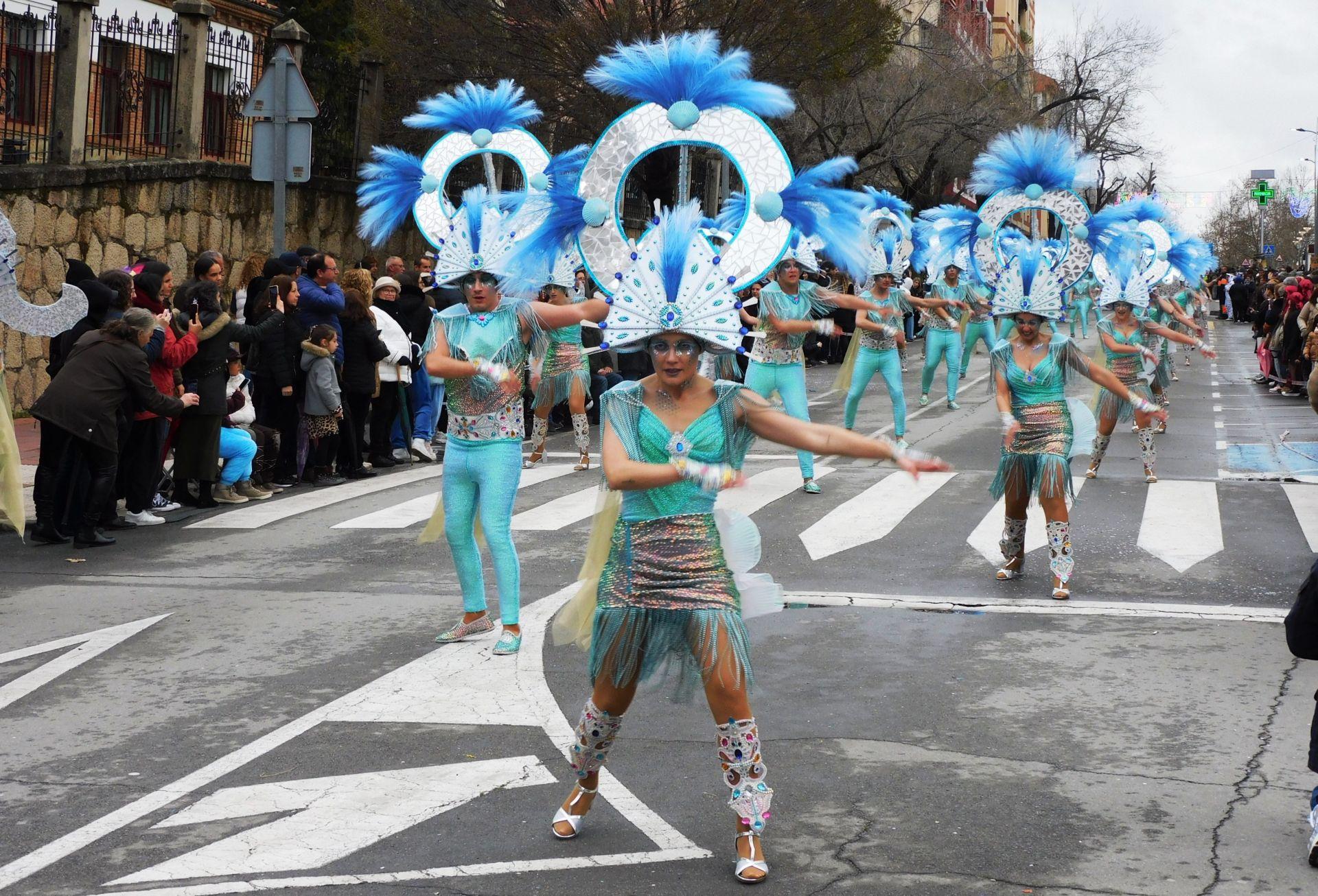 El desfile del Carnaval se impone al frío y la lluvia