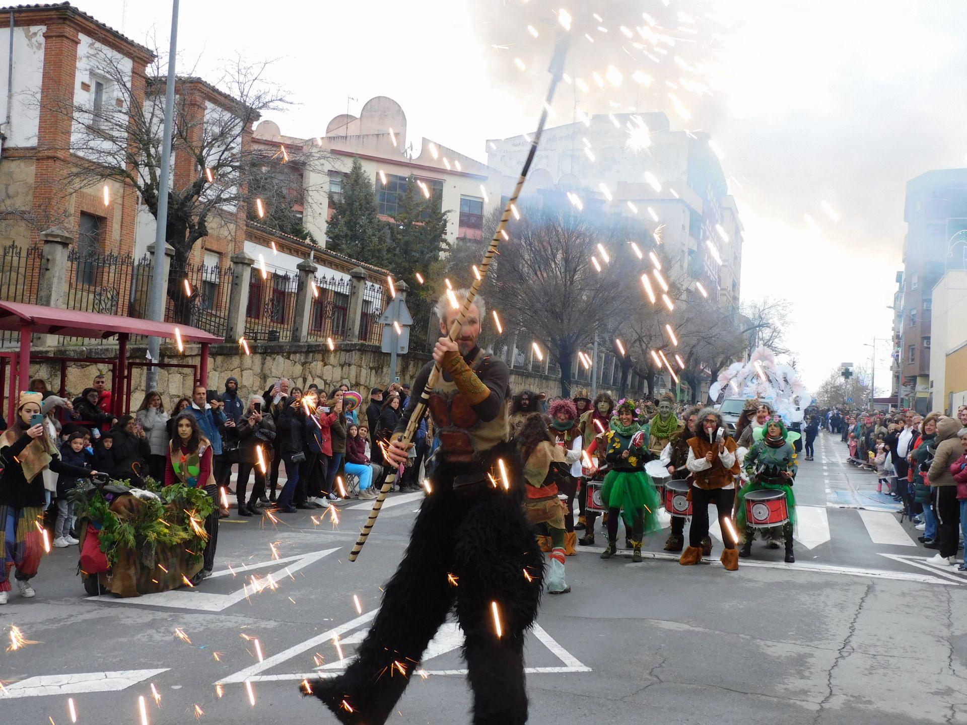 El desfile del Carnaval se impone al frío y la lluvia