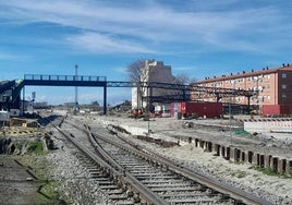 Pasarela peatonal que permitirá cruzar las vías