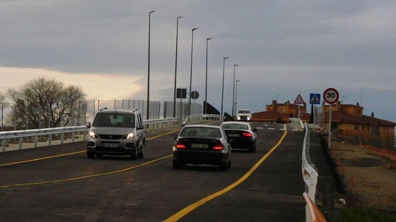 Abierto al tráfico el nuevo puente entre los barrios de Navarrosa y La Paz