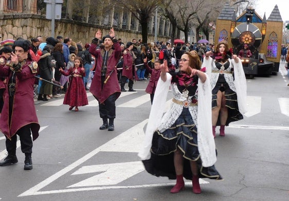 La peña El Enigma de la Máscara ganó en carrozas con 'Ganbaru: el secreto de las 8 llaves'