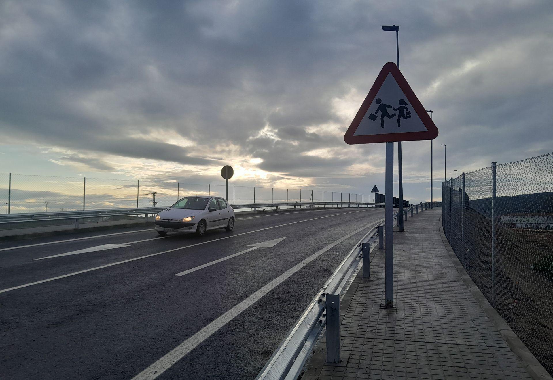 Sin pasos a nivel, pero con pasarela y nuevo puente