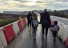 Escolares y familiares dirigiéndose al colegio Almanzor