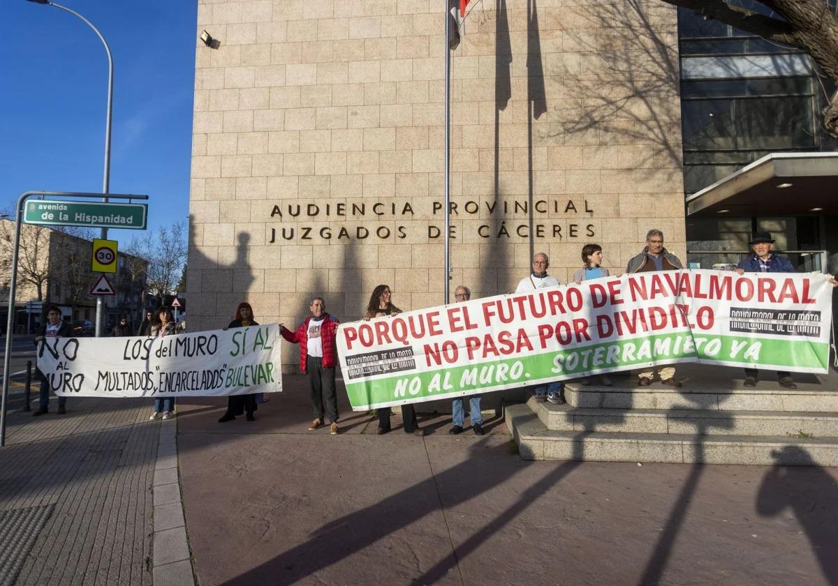 Activistas de No al Muro ante los Juzgados de Cáceres el día del juicio