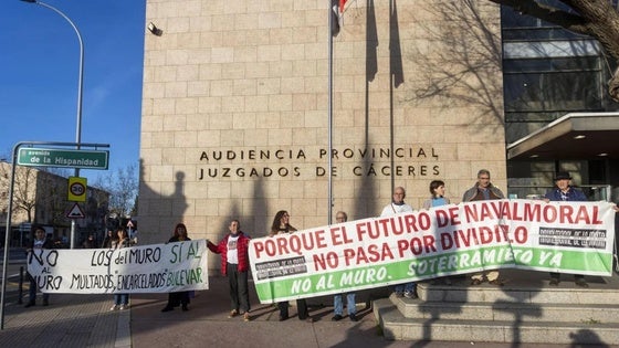 El juzgado retira las ocho multas de 601 euros por interrumpir el tren