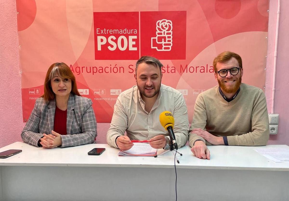 Encinas con Raquel Medina y Jesús Gómez Medinabeitia en la sede del PSOE