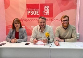 Encinas con Raquel Medina y Jesús Gómez Medinabeitia en la sede del PSOE