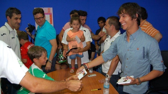 El Ayuntamiento inicia los trámites para que el campo de fútbol se llame oficialmente Óliver Torres