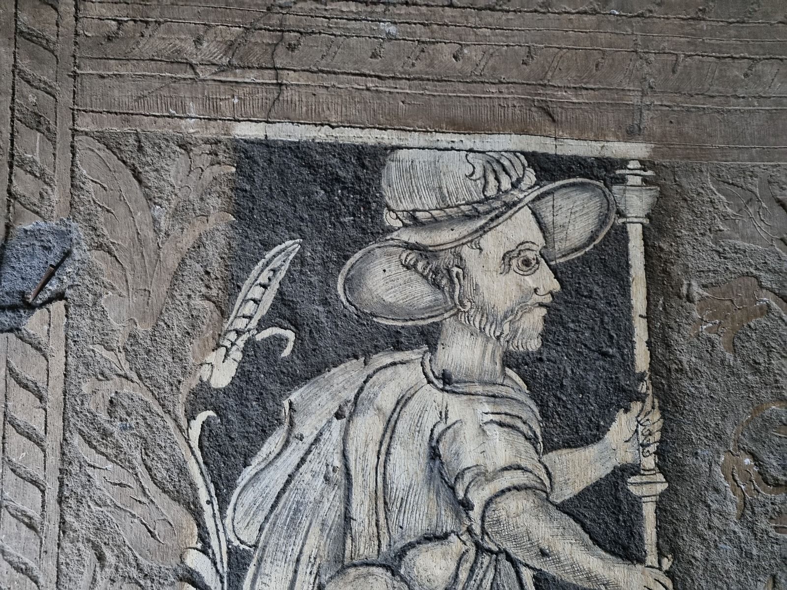 Figura esgrafiada en un estado de conservación sorprendentemente bueno