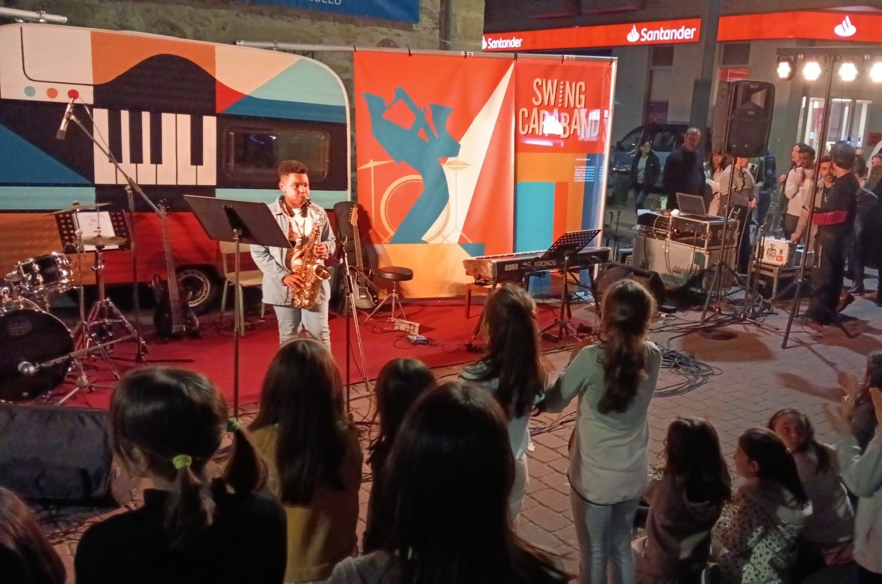 Música en la zona peatonal con jóvenes protagonistas
