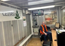 Urbano Jara en su puesto de trabajo en la fábrica de Talayuela