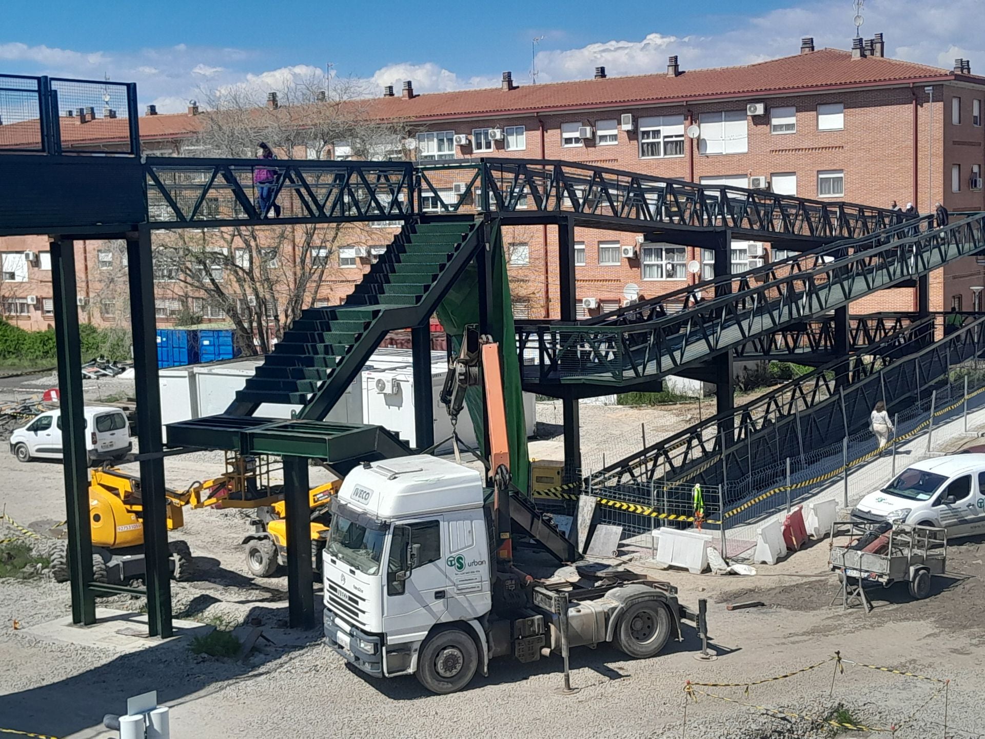 La pasarela peatonal se dota de una nueva escalera