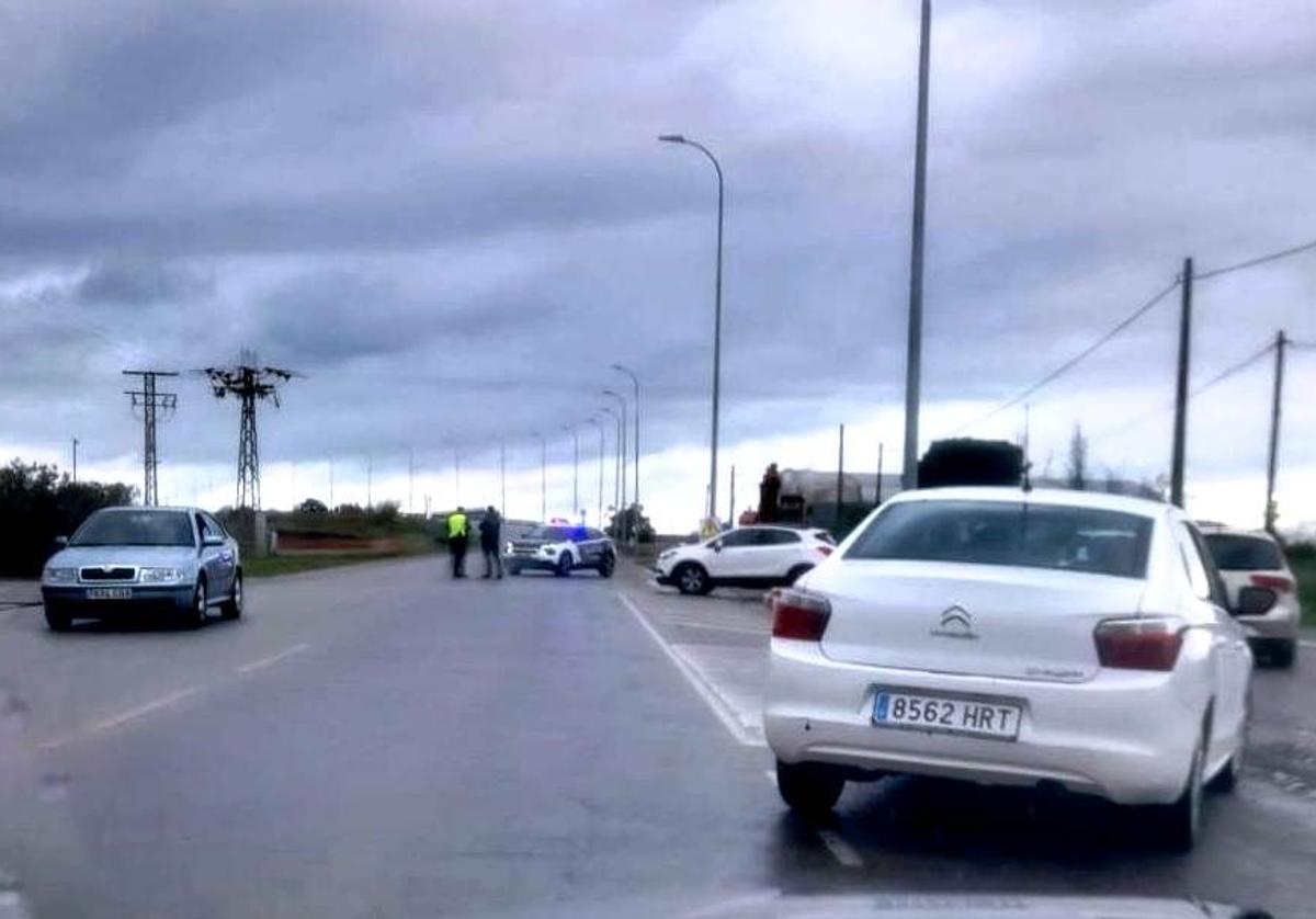 Vehículos dando la vuelta ante el corte de la carretera