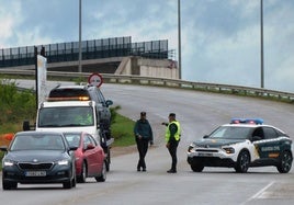 Vehículos dando la vuelta ante el corte de la carretera