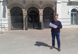 Entrega de las alegaciones por parte del director del instituto