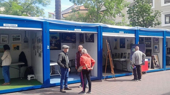 La Asociación Cultural de Artes Plásticas saca sus creaciones a la calle