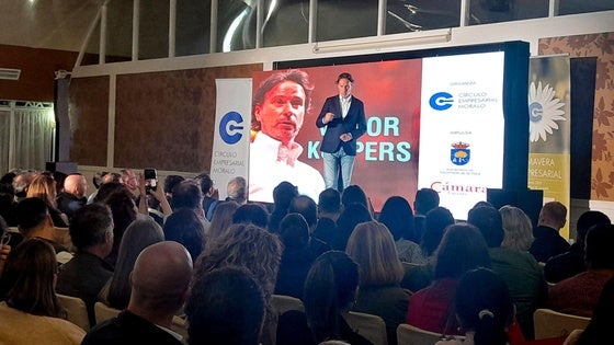 Victor Küppers llena Las Carpas con su conferencia motivacional