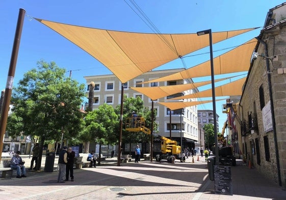 Vuelven los toldos de sombreado al peatonal