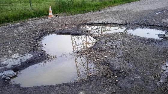 La carretera al Ecoparque vuelve a llenarse de baches